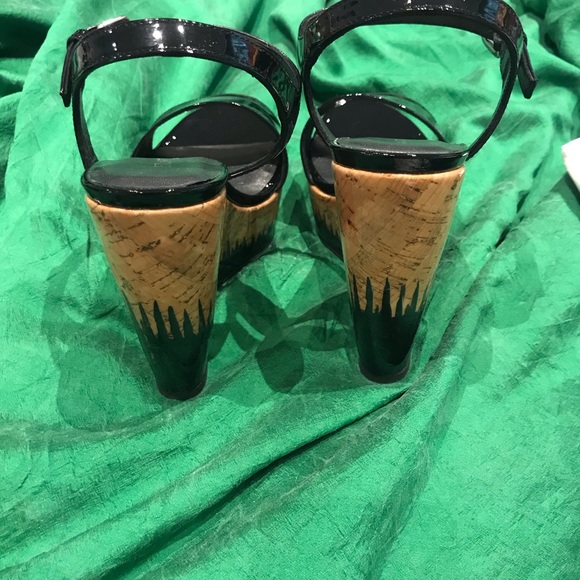 Stuart Weitzman “Singlesky” patent sandal wedges - Picture 3 of 5